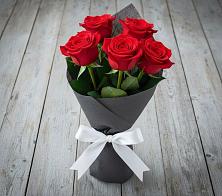 Букет 5 Красных роз Эдлесс Лав в Орле
