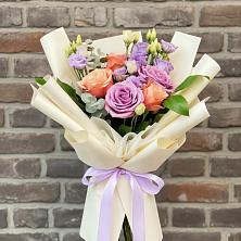 Букет цветов из:  Лизиантусы и Розы в Орле