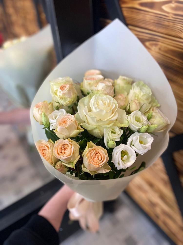 Букет цветов из: Розы и Лизиантусы в Орле